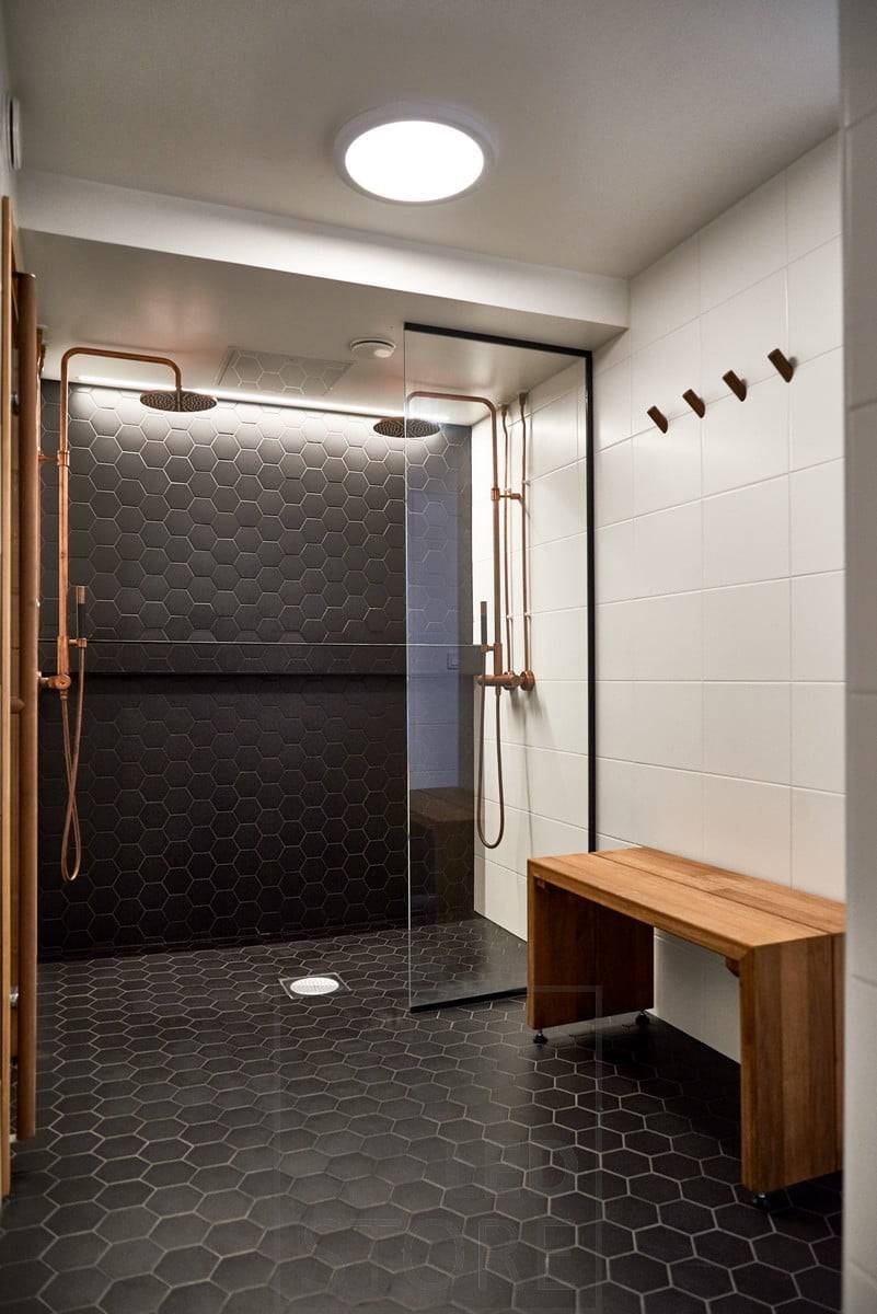Dans les toilettes, un plafond à LED pour l'éclairage général et derrière les douches, un carrelage spécial accentué par une bande lumineuse à LED à éclairage indirect. Ledstore.fi